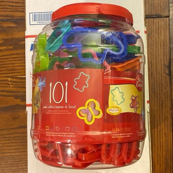Betty Crocker 101 Cookie Cutters (WITH EXTRA) Good Used Condition Kids Baking - Picture 3 of 9